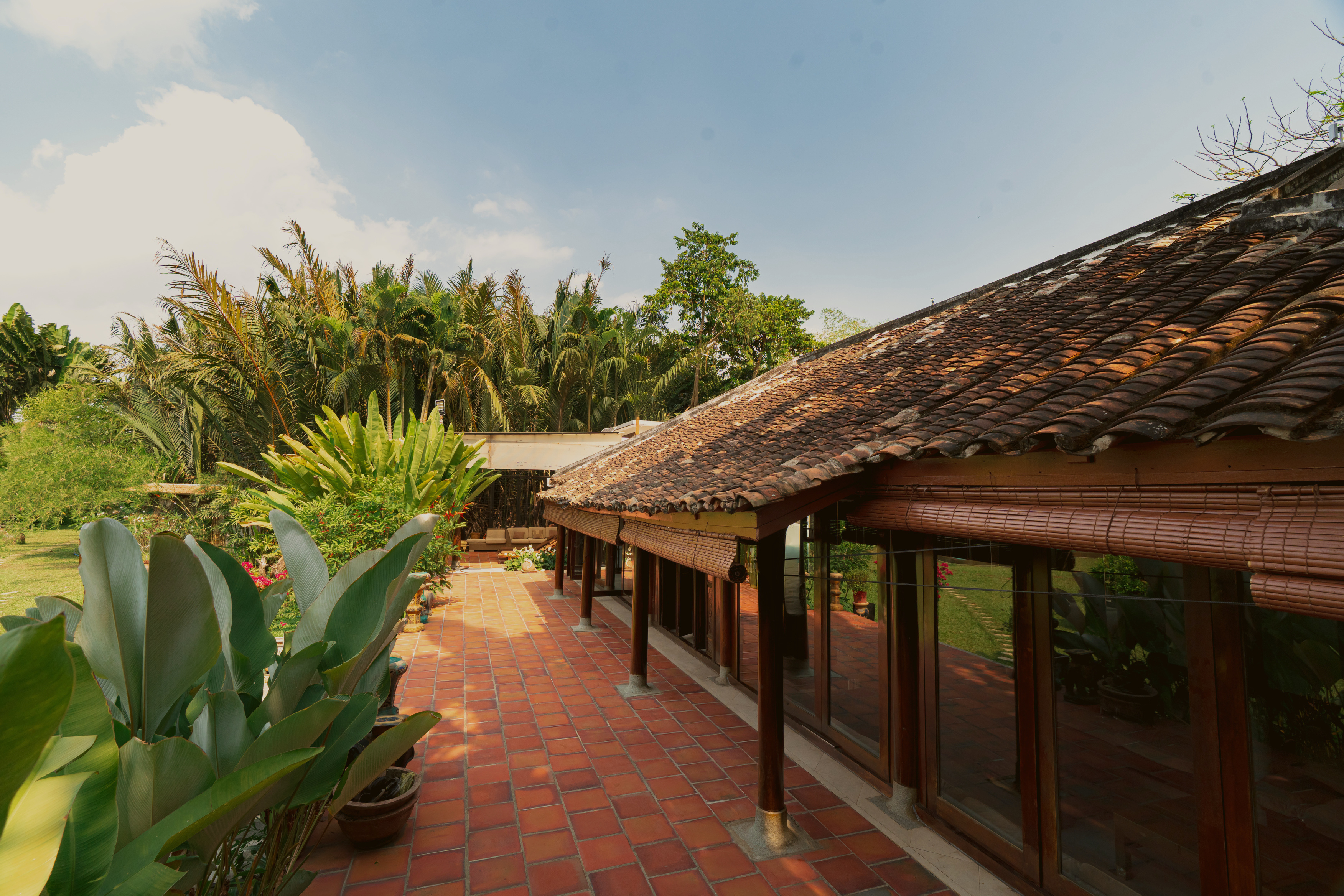 Không gian nhà rường và sân gạch dành cho chụp ảnh, quay phim tại Annam Retreat