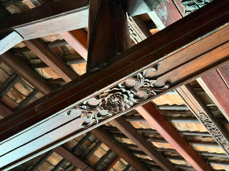Mộng gỗ và hoa văn thủ công